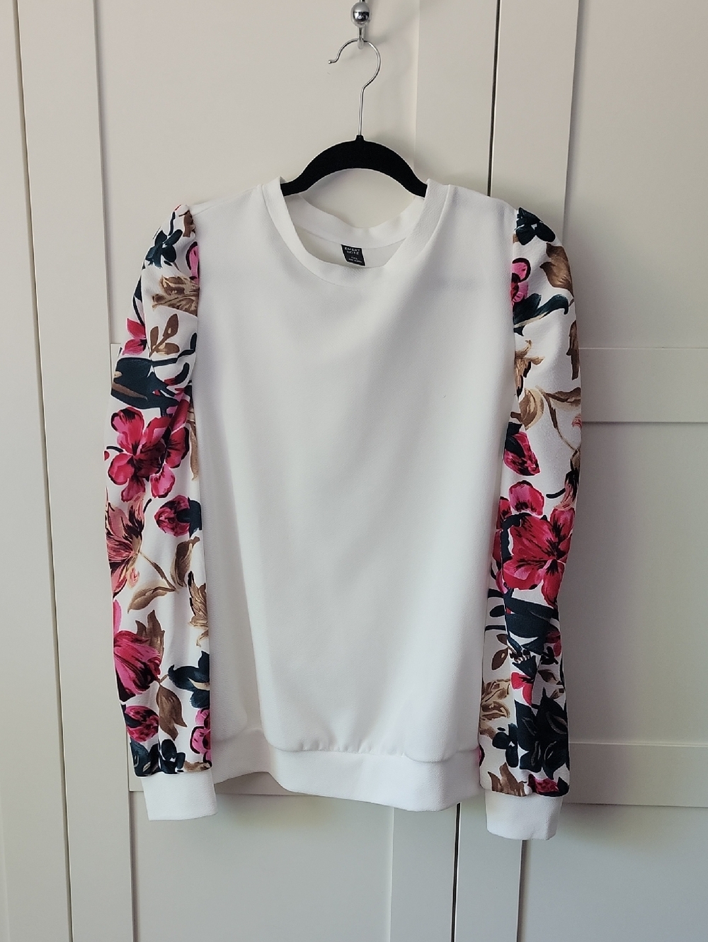 ❄️3/$30 EMERY ROSE White Top with Pink Floral Sleeves